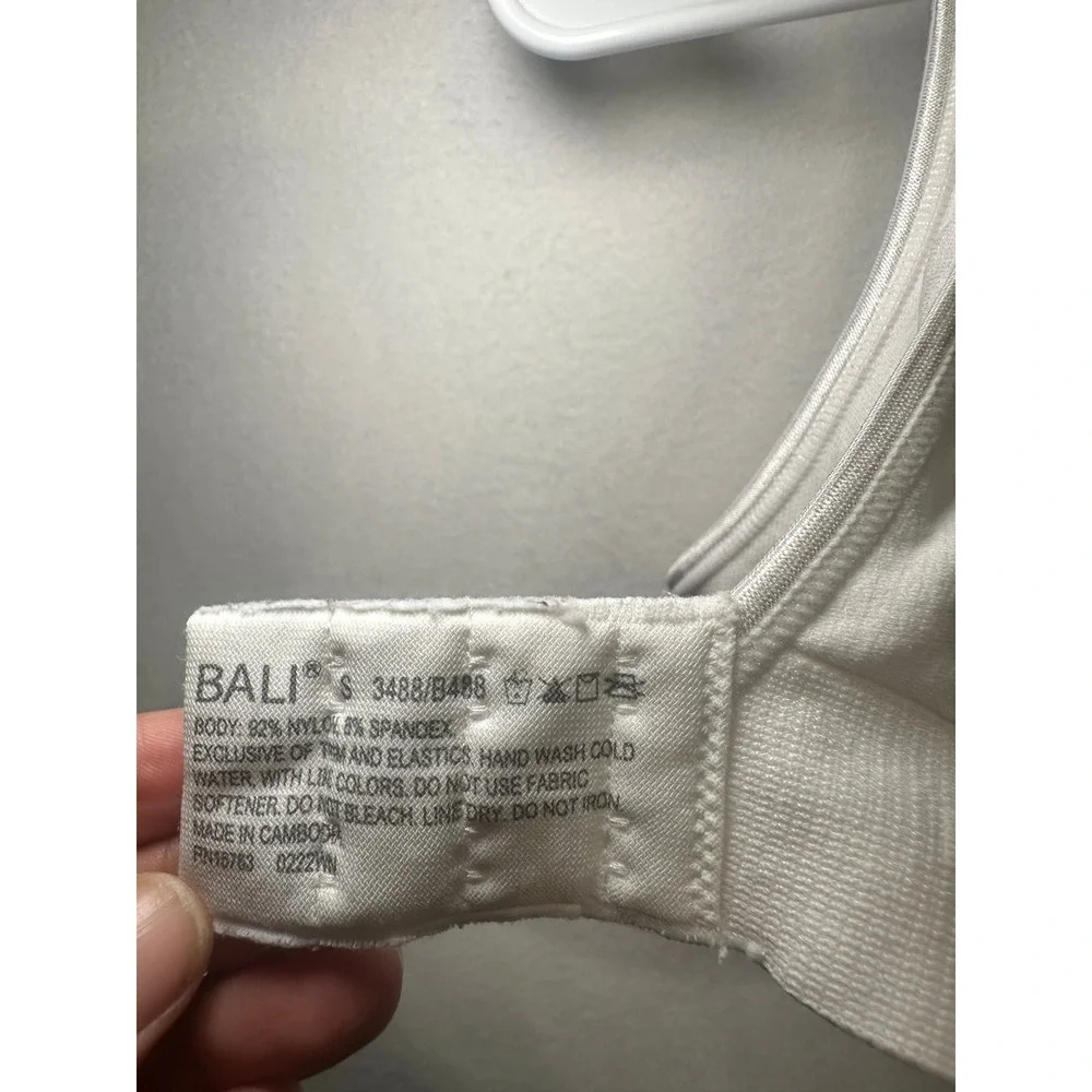 Bali Comfort Revolution White Wirefree Bra 3488 Small Seamless Hook Eye Closure‎